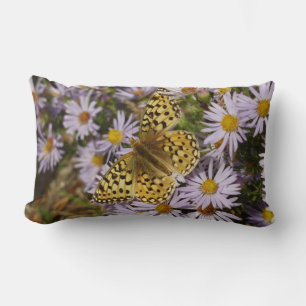 Cojín Lumbar Coronis Fritillary sobre flores de aster en Grand