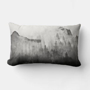 Cojín Lumbar Cruzar sobre las montañas de niebla