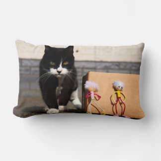 Cojín Lumbar De Fubby's verstoppen zich voor de kat Ping.