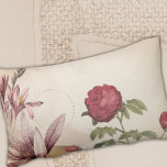 Cojín Lumbar Diseño floral Minimalista crema y borgoña<br><div class="desc">La elegante almohada acentuada presenta un sencillo diseño floral minimalista con un mariposo violeta vintage enmarcado por elegantes amarillis con elementos de diseño dorado tenue; la composición en capas da profundidad y perspectiva al diseño general. Un diseño de una colección coincidente. Una elegante almohada de acento decorativa para su dormitorio...</div>