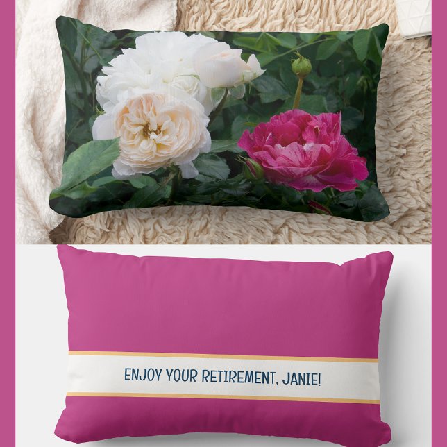 Cojín Lumbar Disfruta Personalmente De Tus Rosas De Trabajadore (Modern, elegant Enjoy Your Retirement personalized pillow. Photo of cream & streaked pink roses)
