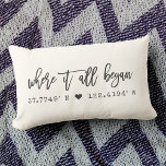 Cojín Lumbar Donde todo comenzó Moda Script Personalizados coor<br><div class="desc">Diseño de tipografía de escritura de moda más moderno, leyendo ' Donde todo empezó ' sobre las coordenadas de su personalizado del lugar donde conoció a su ser querido. Gran regalo para El día de San Valentín, para recién casados o ( boda ) aniversario. Tanto romántica como moderna y elegante,...</div>