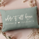 Cojín Lumbar Donde todo comenzó Script Dusty Green Coordination<br><div class="desc">Diseño de tipografía de escritura de moda más moderno, leyendo ' Donde todo empezó ' sobre las coordenadas de su personalizado del lugar donde conoció a su ser querido. Gran regalo para El día de San Valentín, para recién casados o ( boda ) aniversario. Tanto romántico como moderno, elegante, nuestra...</div>