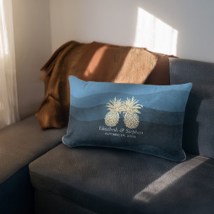 Cojín Lumbar Ducha de bodas Moderno Blue Gold Pineapple Pareja 