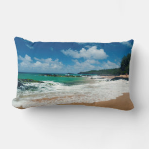 Cojín Lumbar EE.UU., Kauai, Hawaii. Una Mujer Pasea Las Rocas