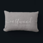 Cojín Lumbar Efecto Rústico Lino Gris Nombre de guión blanco<br><div class="desc">almohada de tiro personalizada en una almohada rústica con efecto de lino con un nombre de apellido de guion monogramo y nombre de usuario serif,  con su fecha de boda. Un gran regalo para los recién casados y aniversarios. Personalizar como un regalo o un placer.</div>