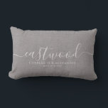 Cojín Lumbar Efecto Rústico Lino Gris Nombre de guión blanco<br><div class="desc">almohada de tiro personalizada en una almohada rústica con efecto de lino con un nombre de apellido de guion monogramo y nombre de usuario serif,  con su fecha de boda. Un gran regalo para los recién casados y aniversarios. Personalizar como un regalo o un placer.</div>
