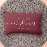 Cojín Lumbar El futuro Sr. y la Sra. Elegant Script Burgundy Re<br><div class="desc">Celebra tu amor con esta moda y esta almohada romántica de tiro que presenta tu futuro nombre de familia Mr & Mrs en letras caligráficas de escritura de carbón vintage. Elija su propio color de fondo bajo personalizar más adelante. Esto sería el regalo perfecto para una ducha de novia, un...</div>