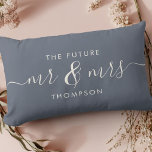Cojín Lumbar El futuro Sr. y la Sra. Elegant Script Dusty Blue<br><div class="desc">Celebra tu amor con esta moda y esta almohada romántica de tiro que presenta tu futuro nombre de familia Mr & Mrs en letras caligráficas de escritura de carbón vintage. Elija su propio color de fondo bajo personalizar más adelante. Esto sería el regalo perfecto para una ducha de novia, un...</div>
