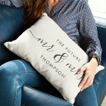 Cojín Lumbar El Futuro Sr y Sra Elegante Caligrafía de Letra Cu<br><div class="desc">Celebra tu amor con esta elegante y romántica almohada decorativa que presenta el nombre de tu futura familia Sr & Sra en letra caligráfica vintage carbón. Elige tu propio color de fondo en personalizar más. Esto sería el regalo perfecto para una ducha de novia, compromiso o Día de San Valentín....</div>