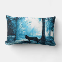 El lobo negro solo en el bosque
