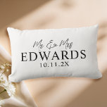 Cojín Lumbar Elegante guión personalizado Sr. Sra. Boda<br><div class="desc">Elegante Guión Personalizado Sr. Boda. Personaliza con nombre y fecha.</div>