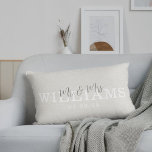Cojín Lumbar Elegante Rústico Beige Sr. y Sra.<br><div class="desc">Eleva el santuario de la feliz pareja con esta elegante almohada lumbar rústica de Sr. y Sra. Con un atemporal fondo de beige con aspecto de lino y tipografía carbonizada sofisticada, esta almohada complementa perfectamente una granja rústica chic o un dormitorio moderno orgánico. Un regalo considerado para duchas de boda,...</div>