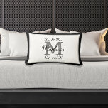 Cojín Lumbar Elegante Sr. y Sra. Name Black Monograma recién ca<br><div class="desc">Un señor blanco y negro simple pero elegante. y la Sra. Monogrammed Boda Lumbar Pillow Keepsake. Personalizar con el apellido y el inicial del recién casado. ¡Puedes personalizar para toda tu fiesta nupcial! Regalos personalizados para parejas: hace un gran regalo de boda o aniversario. Diseño reversible de moda en blanco...</div>