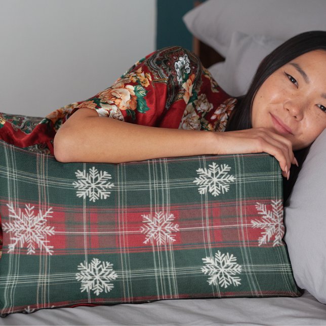 Cojín Lumbar Elegantes Navidades lucen copos de nieve rojos y v (Elegant Christmas Plaid Red and Green Snowflakes Lumbar Pillow)