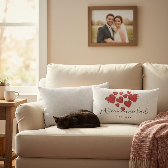 Cojín Lumbar Elegantes nombres de recién casados blancos con Bo (Romantic wedding lumbar pillow with custom couple's names and wedding date.)