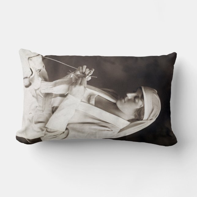 Cojín Lumbar Enfermera de WWI tejiendo suéter (Anverso)