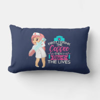 Enfermera divertida diciendo con gran aguja hipodé