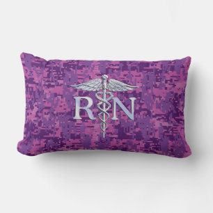 Cojín Lumbar Enfermera inscrita RN Silver Caduceus en Camo Rosa