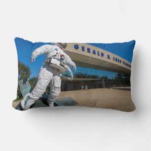 Cojín Lumbar Escultura de hombre en el espacio