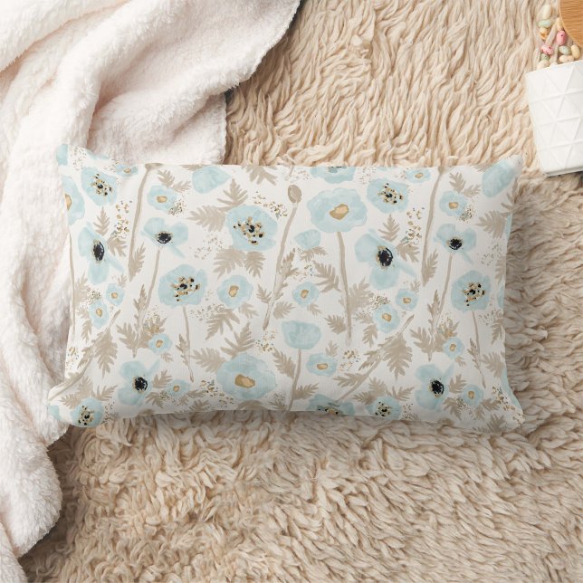 Cojín Lumbar Estampado de amapolas de acuarela azul claro y bei (Light Blue Tan Watercolor Poppies Pattern Print Lumbar Pillow from Studio Posies. )