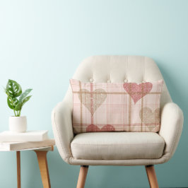 COJÍN LUMBAR ESTAMPADO DE CUADROS MARRÓN Y ROSA CON CORAZONES D