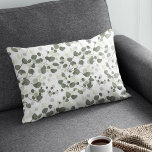 Cojín Lumbar Eucalyptus Verde hoja patrón jardinero<br><div class="desc">Refresca tu espacio con la almohada lumbar del patrón de hojas verdes Eucalyptus. Esta bonita almohada lumbar muestra un cautivador patrón de hojas de eucalipto en tonos verde suave y verde oscuro, creando un ambiente natural y relajante. El diseño intrincado presenta unas hojas que se entrelazan con elegancia, añadiendo profundidad...</div>