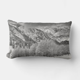 Cojín Lumbar Evergreens y Aspen en una tormenta de nieve