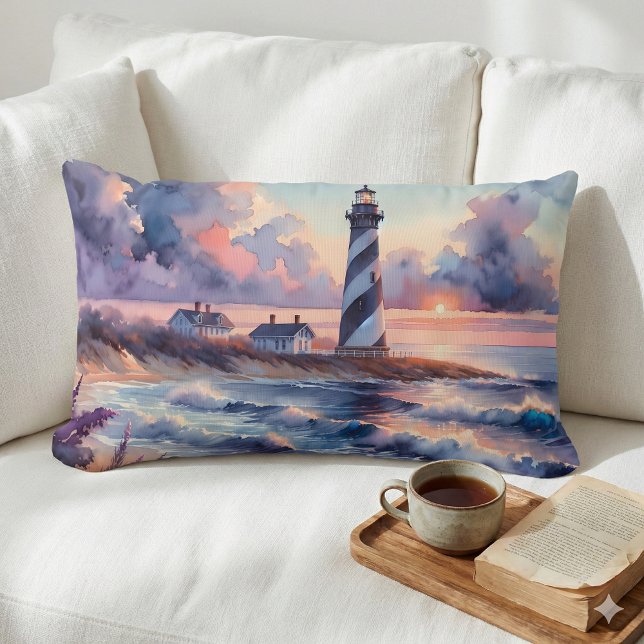 Cojín Lumbar Faro de Cabo Hatteras al atardecer Costa (Cape Hatteras Lighthouse at Sunset Coastline Lumbar Pillow Mockup A)