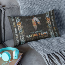 Flecha tribal retro de pluma del orgullo nativo in