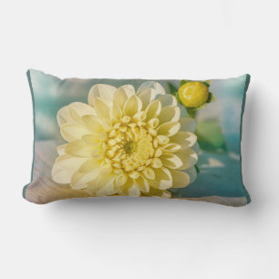 Cojín Lumbar Flor de Dahlia amarilla sobre fondo Verde azulado 