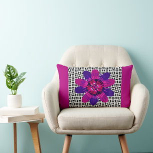 Cojín Lumbar Flor en rosa y morado en blanco y negro