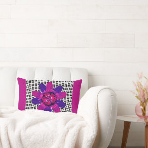 Cojín Lumbar Flor en rosa y morado en blanco y negro