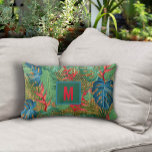 Cojín Lumbar Floral tropical monogramada en impresión de mimbre<br><div class="desc">Las flores y hojas iniciales de heliconia rojas tropicales en un patrón de impresión de mimbre trenzado hacen almohadas elegantes de lanzamiento de madera con temática veraniega. COINCIDIENDO con los artículos de nuestra tienda.</div>