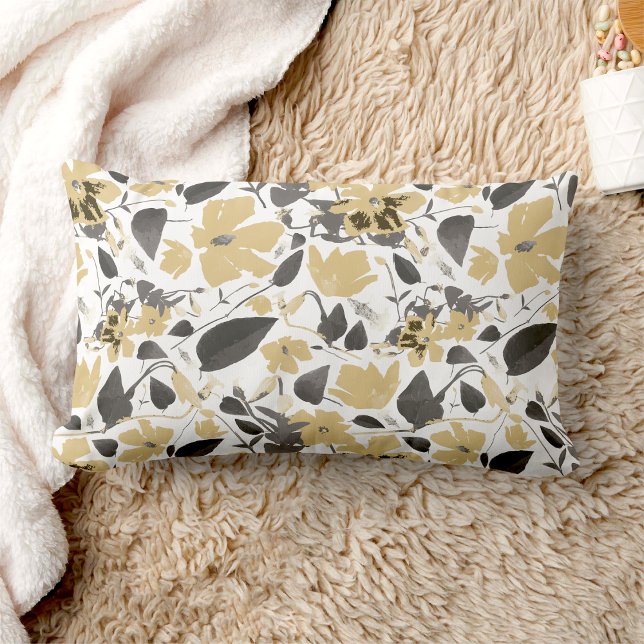 Cojín Lumbar Flores de gris amarillo pálido Clematis Vine (Clematis Vine Yellow Gray Flowers Lumbar Pillow from Studio Posies. )