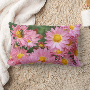 Cojín Lumbar Flores de margarita rosa y abeja carpintera  