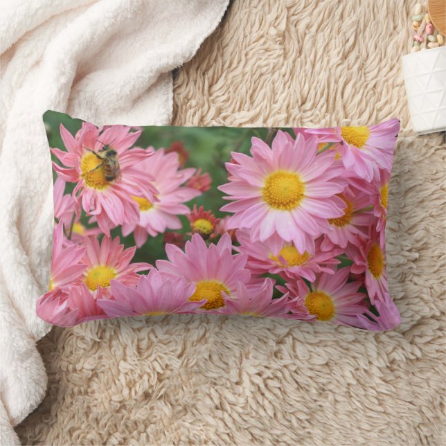 Cojín Lumbar Flores de margarita rosa y abeja carpintera   (Manta)