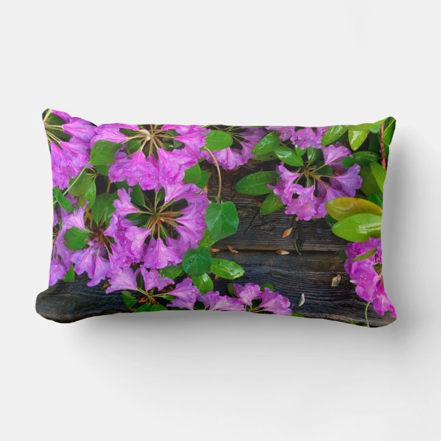 Cojín Lumbar Flores rosadas de Azaleas, grano de madera rústico (Anverso)