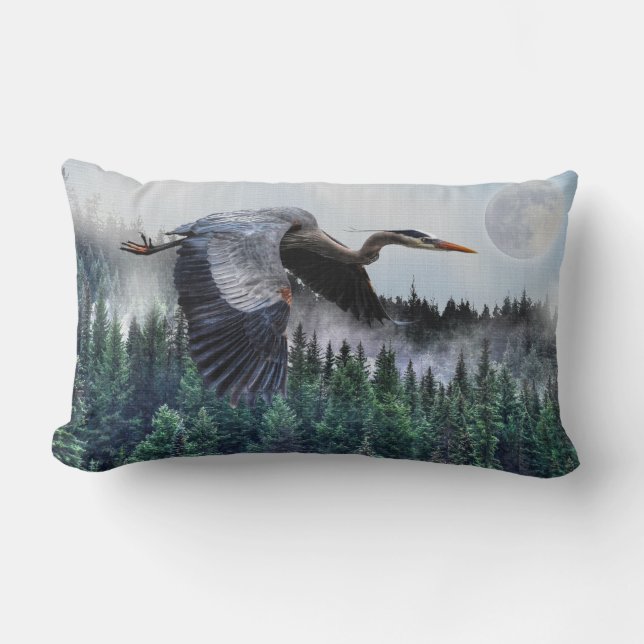 Cojín Lumbar Flying Great Blue Heron & Misty Forest Wildlife (Anverso)