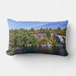 Cojín Lumbar Foliage otoñal alrededor del lago Minnewaska