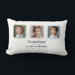 Cojín Lumbar Foto personalizada de la abuela | Regalo personali<br><div class="desc">¡Celebra a la abuela con un regalo que ella atesorará para siempre! Esta almohada lumbar fotográfica personalizada incluye tres franjas fotográficas enmarcadas con suaves bordes pastel y el mensaje más sincero "Abuela, eres nuestra favorita". Añada las fotos de sus hijos o nietos para un conservador verdaderamente significativo y acogedor. Perfecto...</div>