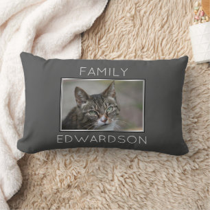 Cojín Lumbar Foto personalizada monograma nombre familia gris