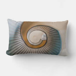 Cojín Lumbar Fotografía en ángulo bajo de la escalera de espira