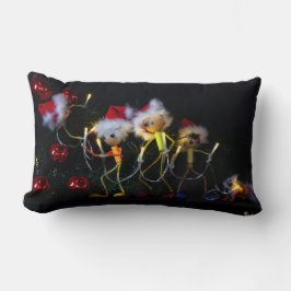 Cojín Lumbar Fubby die Kerstverlichting in de Kerstboom hangen.