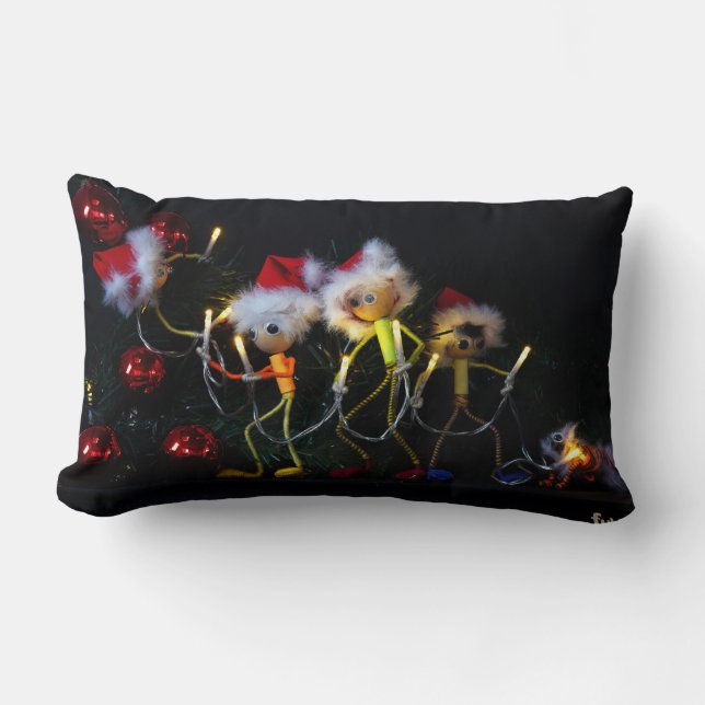Cojín Lumbar Fubby die Kerstverlichting in de Kerstboom hangen. (Anverso)
