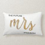 Cojín Lumbar Futuro/Nuevo nombre Relieve metalizado dorado Blac<br><div class="desc">¡Qué lindo es esta almohada! En el frente, en moda, Relieve metalizado elegante en blanco, negro y oro falso tenemos 'El Futuro' y tu nuevo nombre en una tipografía rica, negra y moderna que puedes personalizar, y 'mrs' en un hermoso Relieve metalizado de oro fino con letra manuscrita! Lo que...</div>