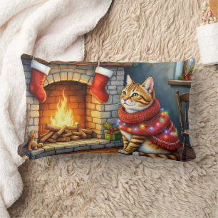 Cojín Lumbar Gato Abisinio Sentado junto a Chimenea en Navidad