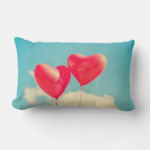 Cojín Lumbar Globos del corazón rojo contra cielo nublado
