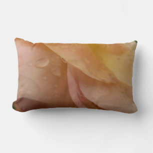 Cojín Lumbar Gotitas de lluvia en pétalos de rosa flor de meloc