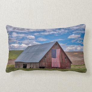 Cojín Lumbar Granero con la bandera americana el   Colfax,
